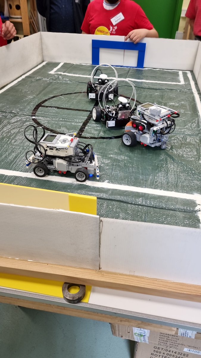 DANE_93_Creteil's tweet photo. #robocupjr premier mi temps 1-0 pour la @DANEVersailles. https://t.co/EQIoDAOs0f