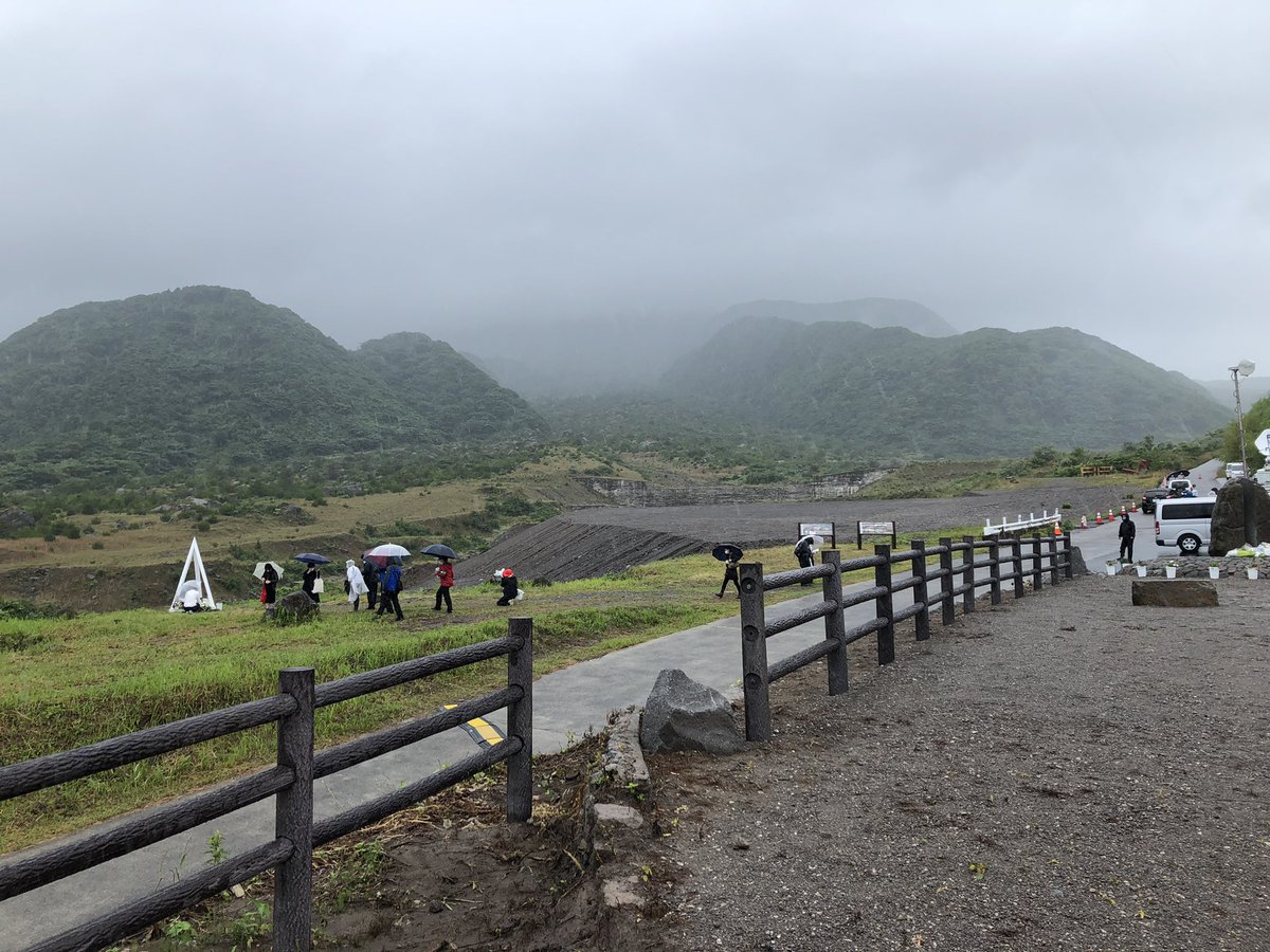 nbc_radio's tweet photo. 【SKPさな】
島原市上木場地区にある『定点』とよばれる場所からお伝えしました。
地元の方が中心となって、今年に入って『定点』の整備が行われ現在掘り起こされた取材車両とタクシーが据え付けられています。
モニュメントを制作した造園業の宮本さんにお話し伺いました。
#なうNBCラジオ https://t.co/5ygMMeqKGT