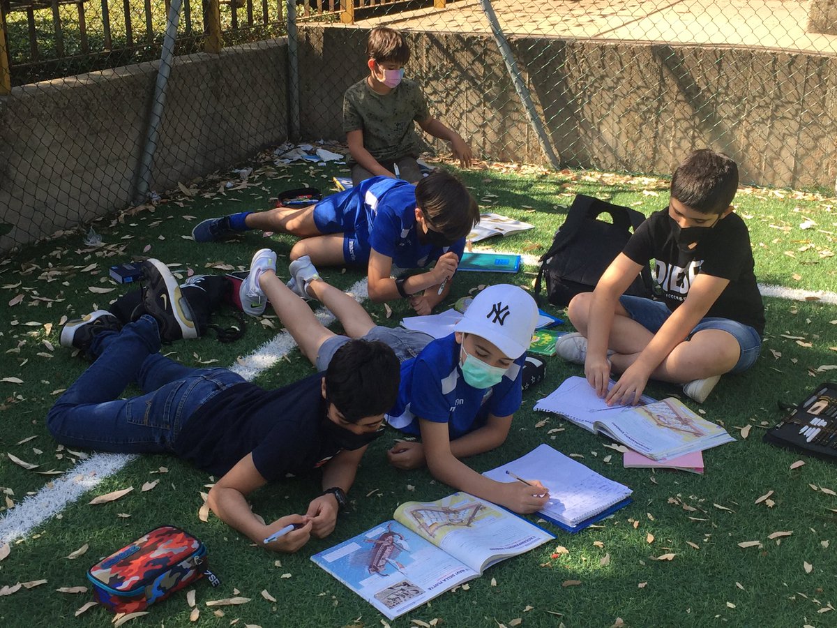 5AIsGuadazzonis's tweet photo. Quando le aule all’aperto noi non ci scoraggiamo e ci organizziamo un #picnic culturale nel campetto 😄 https://t.co/hg7C2MyrX7