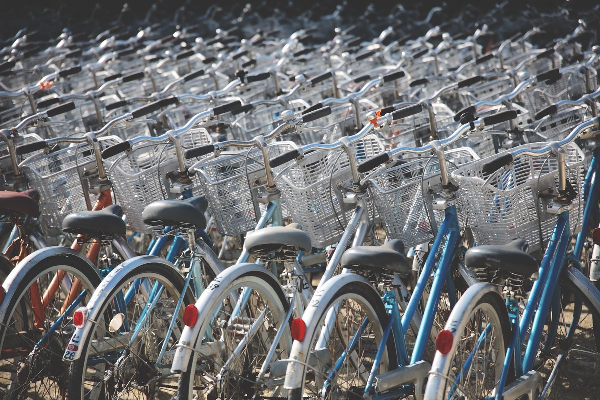 anadealorca's tweet photo. Hoy se celebra el #díamundialdelabicicleta con el objetivo de promover el uso de este medio de transporte sostenible, sano y divertido.
¡Y yo nunca he sabido montar en bici! 😢 No sé si podría vivir en Ámsterdam aunque me encantaría 😊 https://t.co/iTcRbZpzey