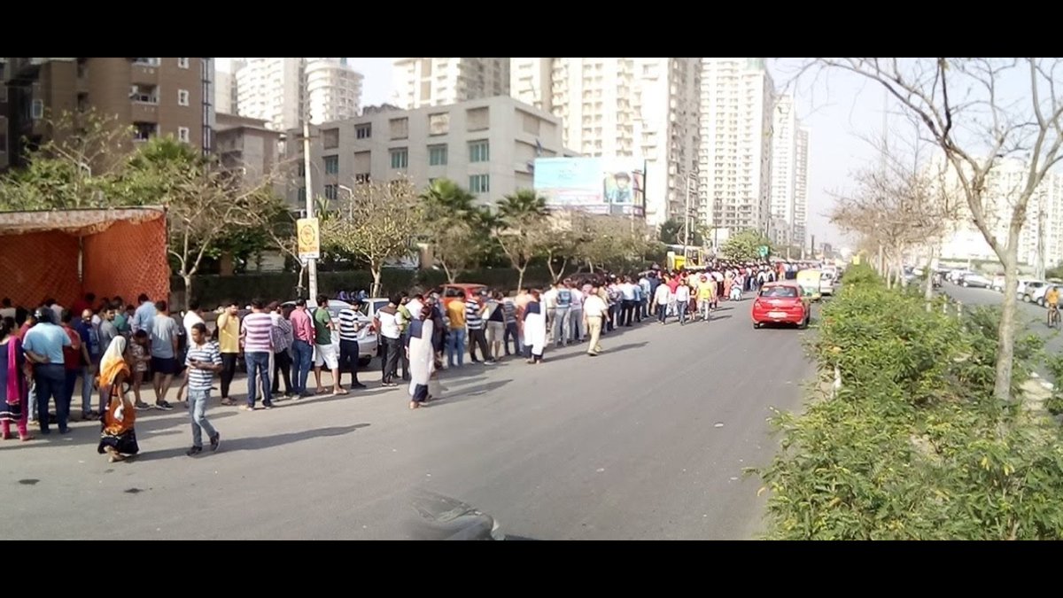indianscorp's tweet photo. 4 घंटे अपने बच्चों के साथ धूप में खड़े होकर voting की थी, पता होता की आम आदमी को कुछ हासिल नहीं होगा तो अपना समय खराब ना करते. ये 4 साल की बात नहीं है माननीय..पूरे syatem की बात है, भ्रष्टाचार और लापरवाही कि वजह से हमे आजतक कोइ अच्छे स्कूल नहीं मिले #NoidaSchoolAudit https://t.co/c6tvVRiIC9