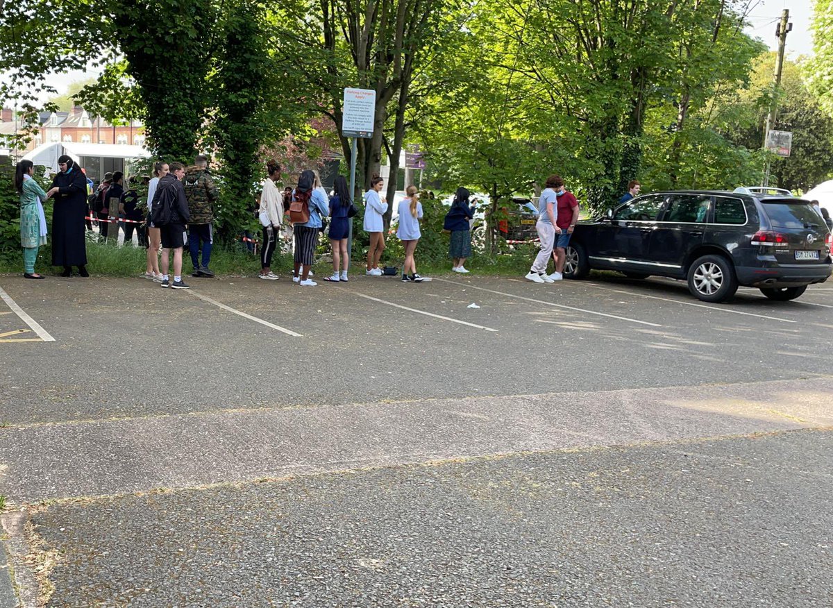 CllrMajid's tweet photo. Queues already at the #WardEndLibrary for people to #GetVaccinated with the #COVID19 Pfizer vaccine.
The vaccine is available to anyone over 18. Just need to turn up, and earlier the better @NHSBSolCCG @DrJV75
the link to @birmingham_live article 👇🏽
https://t.co/RhXOLzczSW https://t.co/JvW6OEgjau