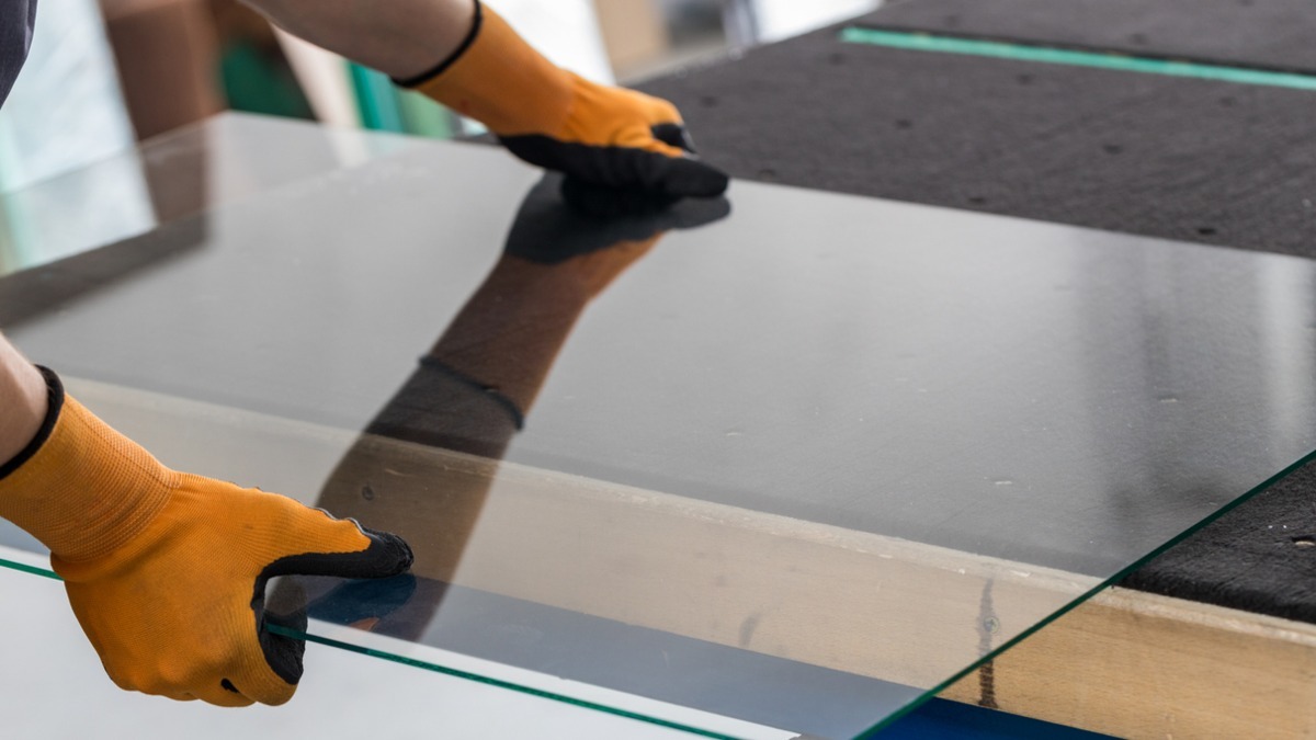 The transportation of #floatglass comes with risks, like the panes permanently sticking together or surface corrosion. Our interleavant powders effectively counter adhesion, corrosion and scratching to keep #glass in pristine condition. in.basf.com/uk7p7ha