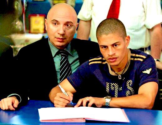 Evli olmama rağmen hayatımda gördüğüm en güzel imzaydı.. 17 yıl önce bugün bu topraklara ayak basmış en iyi futbolcu Alex De Souza Fenerbahçe’de !
