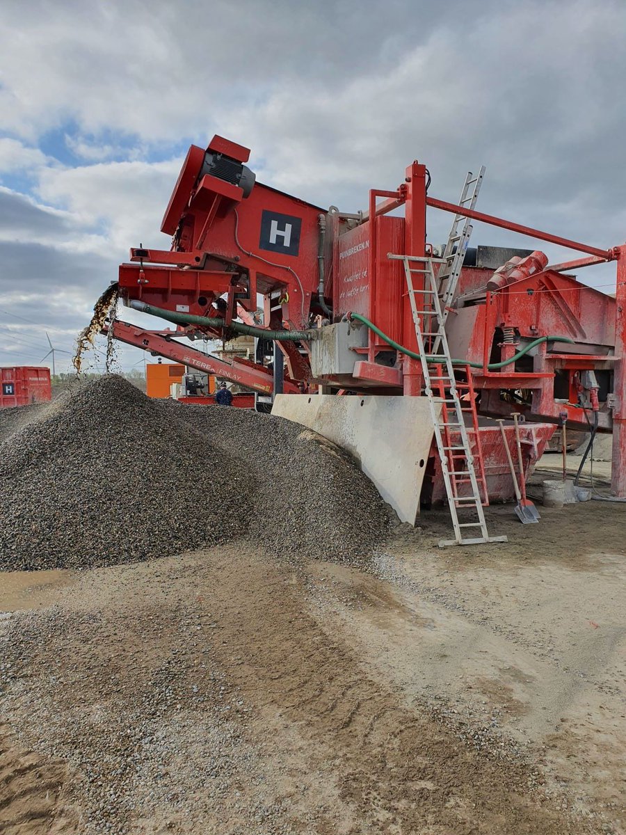 Distrimex's tweet photo. Verpompen van harde steenachtige materialen? De slijtvaste #Tsurumi GPN slurrypomp is hiervoor de oplossing. Hier wordt de dompelpomp ingezet in een mobiele puinbreekinstallatie. Benieuwd? https://t.co/KEpxeVtOd5 
#Distrimex #Tsurumi #dompelpomp #slurrypomp https://t.co/ycIRgk5PvK