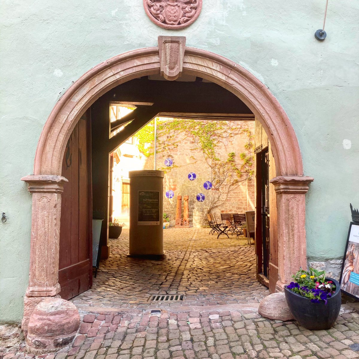 Die #MuseenMiltenberg sind wieder regulär geöffnet! Für einen Besuch gilt: Kontaktdaten hinterlassen, Maske auf, Abstand wahren usw. #openagain #KulturinZeitenvonCorona