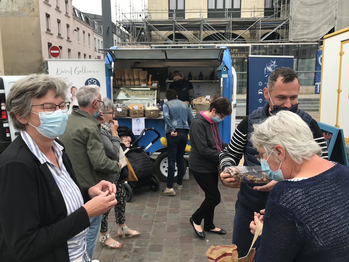 LaPresseManche's tweet photo. Le chef David Gallienne pris d'assaut par ses fans à #Cherbourg. Sympathique, il se prête au jeu des selfies et des dédicaces avec plaisir @david_topchef11 @VilleCherbourg #TopChef2020 #DavidGallienne https://t.co/4BIRX8JMwa