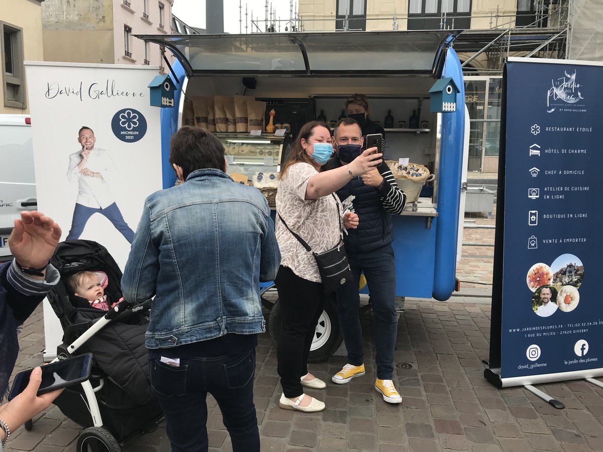 LaPresseManche's tweet photo. Le chef David Gallienne pris d'assaut par ses fans à #Cherbourg. Sympathique, il se prête au jeu des selfies et des dédicaces avec plaisir @david_topchef11 @VilleCherbourg #TopChef2020 #DavidGallienne https://t.co/4BIRX8JMwa