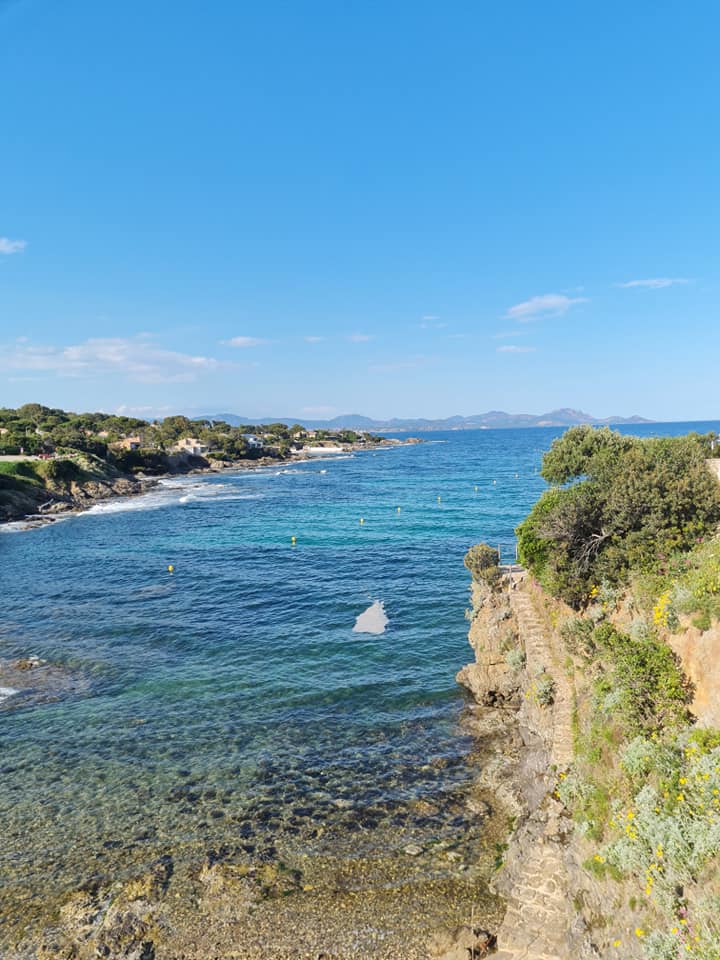 lapierreverte83's tweet photo. #JeudiPhoto
"Ultra essentiel" ce restaurant plage de rêve. Le cercle, calanque de Bonne Eau aux #Issambres est une table divine aux accents du sud & un éden avec une vue juste féerique #cotedazurfrance #onatousbesoindusud
@VisitCotedazur @VisitVar @EsterelCoteAzur @SUNSEAROC https://t.co/uSLJUmgLPf
