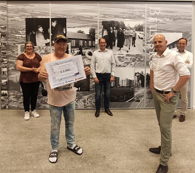 wonenlimburg's tweet photo. Op een innovatieve manier vernieuwden 3 van onze ketenpartners samen de badkamers in #Brukske #Venray.  Als dank voor de fijne samenwerking met wijkbewoners deden zij een flinke donatie aan Speelcoach Henk. Wat zullen de kids genieten van de activiteiten!
https://t.co/Xa8hYF0DXv https://t.co/zkgp4l9jbI