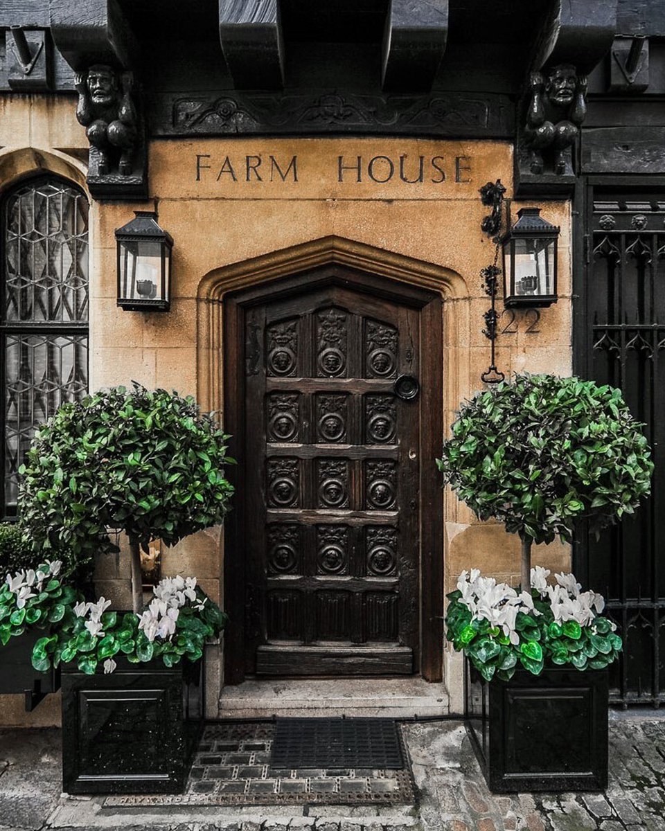 swordersfineart's tweet photo. Leading our auction of Fine Interiors on the 29 & 30 June are the selected contents from three impressive private properties. Follow the link to learn more https://t.co/ibcAKDu55n #fineinteriors #swordersfineart #housecontents #privatecollections #artandantiques #interiors https://t.co/Arx7tzbpq8