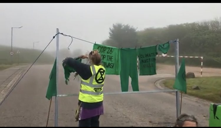 mum_pumpkin's tweet photo. 🗣🙌🏽💚✊🏽 4 #ConscientiousProtectors locked on to a #greenwash ed machine at @SSE Peterhead 🏴󠁧󠁢󠁳󠁣󠁴󠁿 @Ggow_COP @ScotlandXr calling out #Greenwashing 🤮of @SSE sponsoring #Cop26 ❌Stop the #Greenwash ✅#KickPollutersOut 🦵🔥#PollutersOut 🤜🏽🏭🔥#CleanGasIsADirtyLie #NoFutureInFossilFuels https://t.co/Oaq8dRicKX