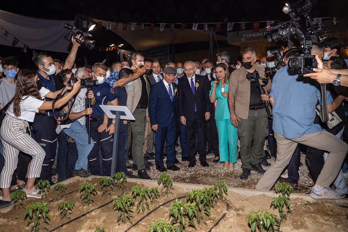 Köy Enstitülerinden alınan ilhamla yaratılan #EfesTarlasıYaşamKöyü Genel Başkanımız Sn. Kemal Kılıçdaroğlu’nun katılımıyla açıldı. 
Tarımı önceleyen bu kıymetli proje için @filizceritoglu Başkanımızı ve @efesselcukbel Belediyemizi kutluyorum.