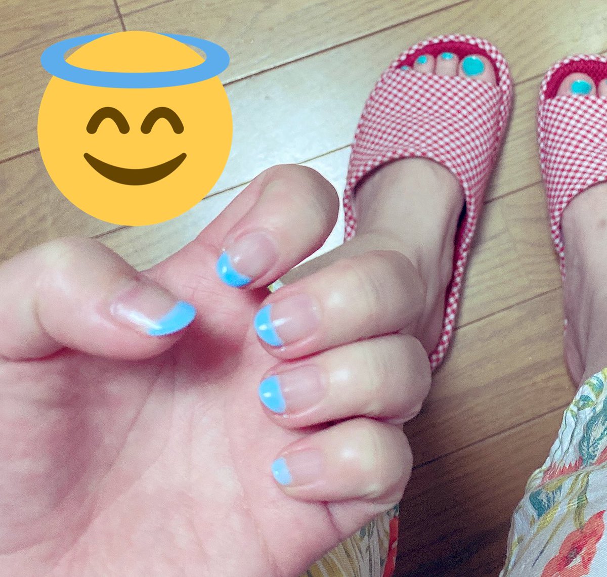 ons961892's tweet photo. またフレンチかい！🤣って感じだけど気に入ってるんだよね
足はターコイズブルー✌️サンダル履く機会増えそうだからね

夫の帰り待ち〜ご飯あったかいの食べて欲しいから子どもとメニュー分けてる😇レバニラと麻婆豆腐 https://t.co/eKAdB5Twdn