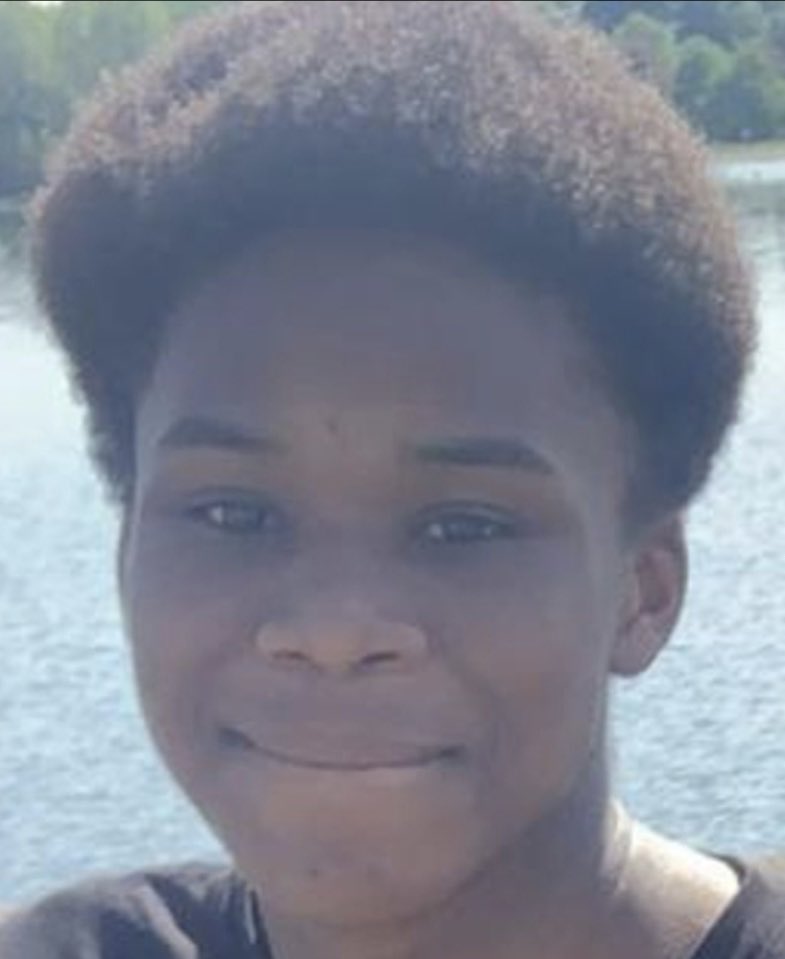 Miquel_R's tweet photo. Asesinato racista en Birmingham, Reino Unido.
Dea-John Reid, un joven negro de 14 años, fue apuñalado hasta la muerte por varios individuos el pasado lunes mientras proferían insultos racistas. La policía ha detenido a seis individuos.
https://t.co/KhuDmV8QA6 https://t.co/OqmeS2AiQY