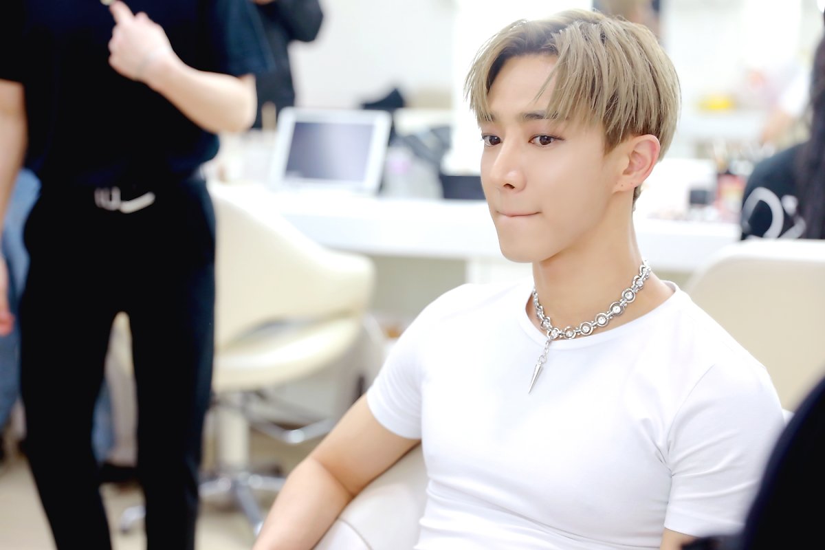 DailyGikwang's tweet photo. 210603 ᙨ #GIKWANG #HIGHLIGHT #BEAST #이기광 #하이라이트 #비스트 [@Highlight_AUent]

[@900_330] 

#하이라이트 #Highlight #불어온다 #NOT_THE_END #The_Blowing 

https://t.co/Bo8YwtZwcM https://t.co/aKriymGqrA