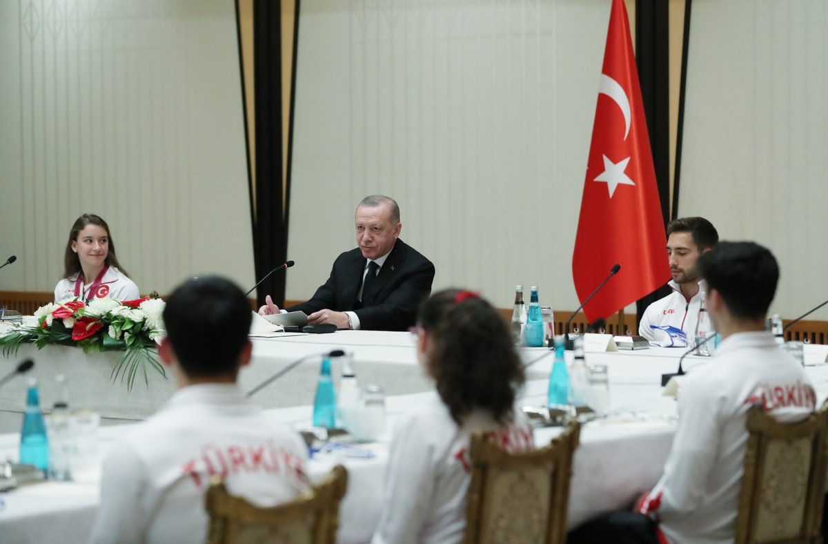 RTErdogan's tweet photo. Dün cimnastik dalındaki uluslararası şampiyonalarda ülkemizi temsil eden gurur kaynağımız sporcularımızı Külliyede misafir ettik. 

Gençliğin gücü ve Türkiye sevgisi bir araya gelince, hem onların hem bizim gözlerimizin içi gülüyor. 

Başarılarınız daim olsun güzel evlatlarım. 🇹🇷 https://t.co/lCkwm2ALLQ
