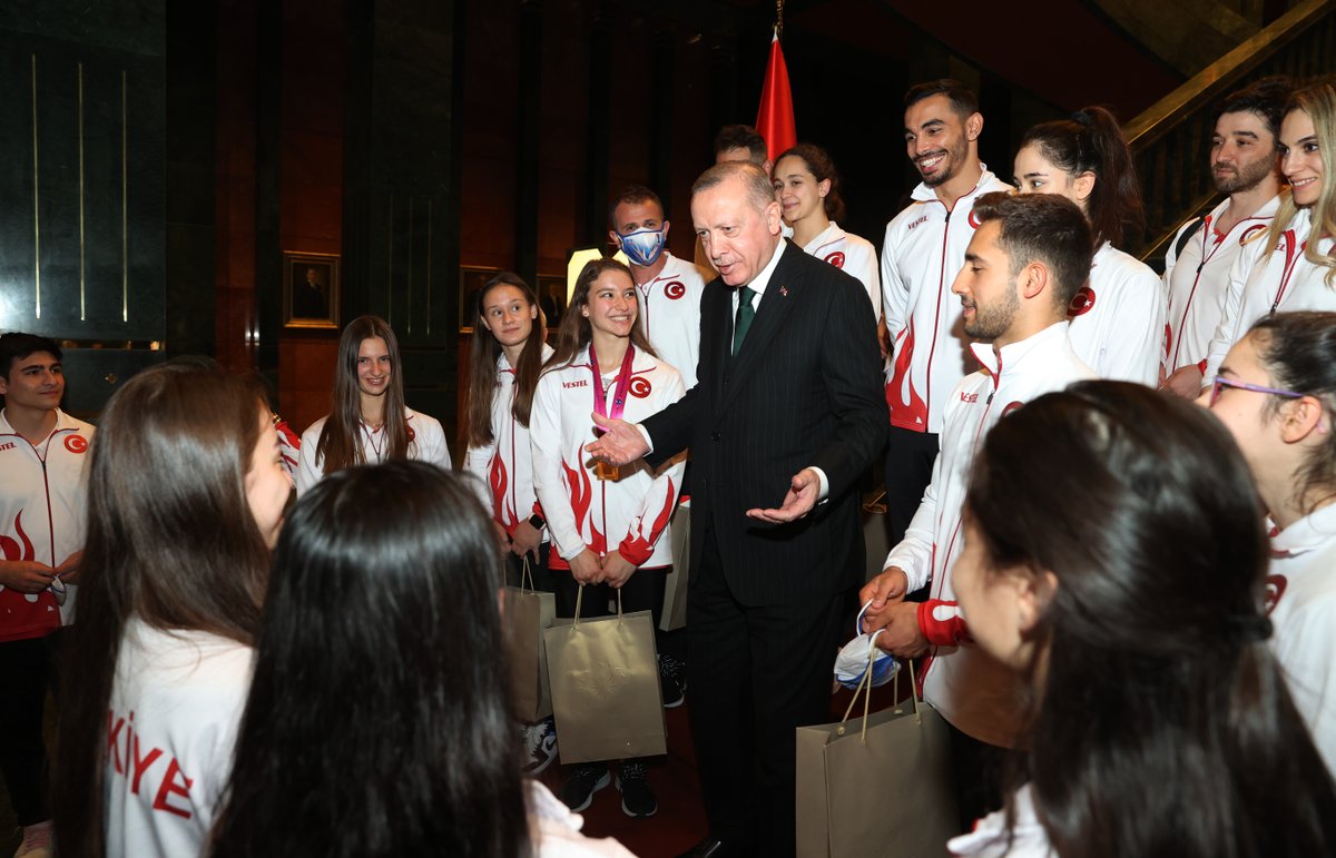 RTErdogan's tweet photo. Dün cimnastik dalındaki uluslararası şampiyonalarda ülkemizi temsil eden gurur kaynağımız sporcularımızı Külliyede misafir ettik. 

Gençliğin gücü ve Türkiye sevgisi bir araya gelince, hem onların hem bizim gözlerimizin içi gülüyor. 

Başarılarınız daim olsun güzel evlatlarım. 🇹🇷 https://t.co/lCkwm2ALLQ