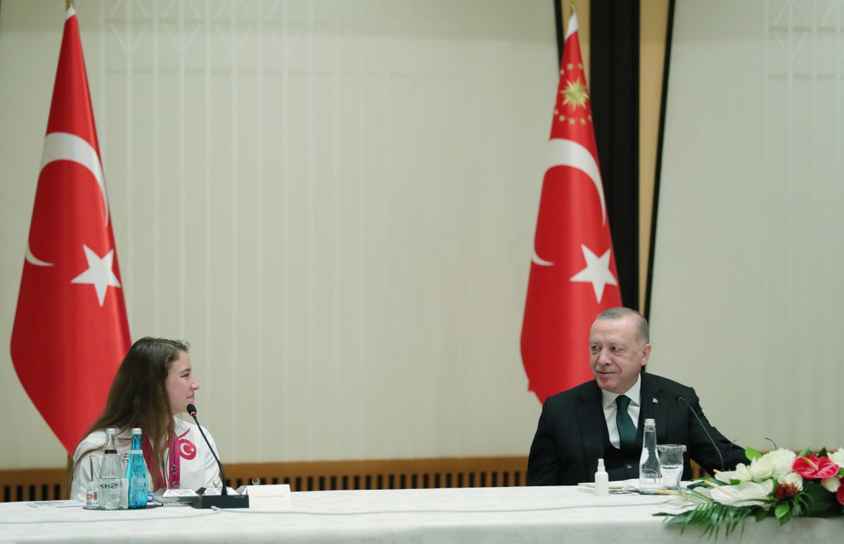 RTErdogan's tweet photo. Dün cimnastik dalındaki uluslararası şampiyonalarda ülkemizi temsil eden gurur kaynağımız sporcularımızı Külliyede misafir ettik. 

Gençliğin gücü ve Türkiye sevgisi bir araya gelince, hem onların hem bizim gözlerimizin içi gülüyor. 

Başarılarınız daim olsun güzel evlatlarım. 🇹🇷 https://t.co/lCkwm2ALLQ