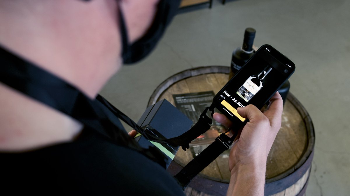 “Vores ekspedienter skal ikke stå med mobilen fremme i arbejdstiden”
Der er mange muligheder for at få det til at se professionelt ud, blandt andet at bruge en holder til mobilen, som de gør her ved Stauning Whiskey.
#pos #omnichannel #retail

buff.ly/3v0NXpn