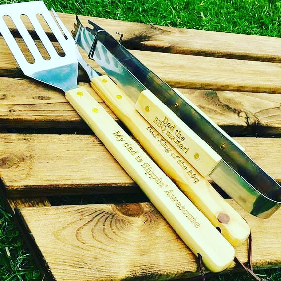 PLDMANUFACTURI1's tweet photo. Fathers day is around the corner, get a customised Gift from Us.
Chopping Boards
Knifes
Braii Sets
Gift Boxes
Medals
Call or WhatsApp 74177517
#handcrafted #PldDesigns #fathersdaygifts #family https://t.co/YbbtkUv1mF