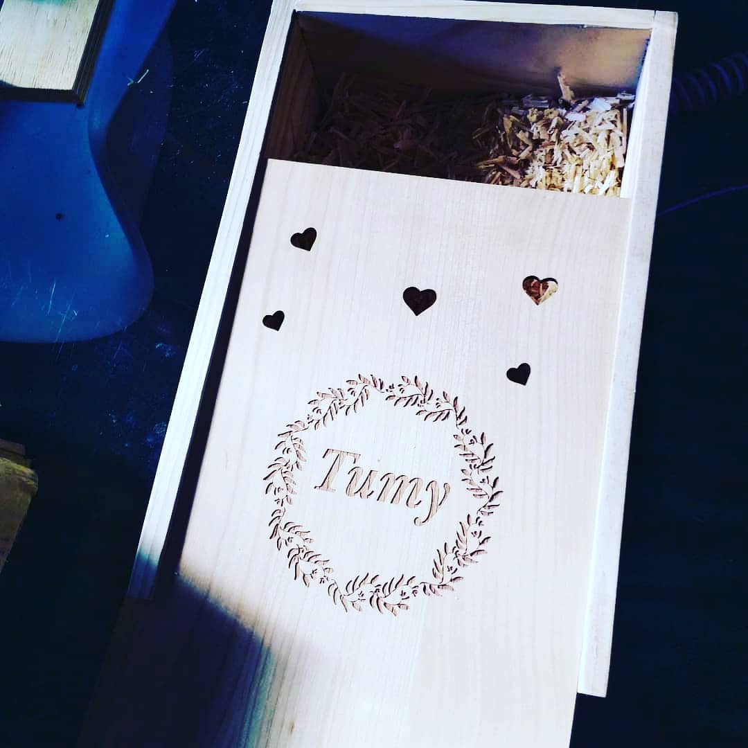 PLDMANUFACTURI1's tweet photo. Fathers day is around the corner, get a customised Gift from Us.
Chopping Boards
Knifes
Braii Sets
Gift Boxes
Medals
Call or WhatsApp 74177517
#handcrafted #PldDesigns #fathersdaygifts #family https://t.co/YbbtkUv1mF
