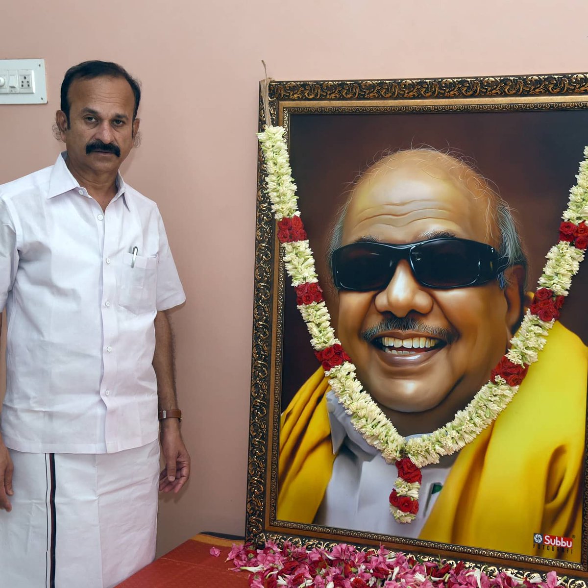 MuthusamyDMKcbe's tweet photo. முத்தமிழறிஞர் டாக்டர் கலைஞர் அவர்களின் 98வது பிறந்த நாளை முன்னிட்டு  தீர்மான குழு இணைச் செயலாளர் மு.முத்துசாமி அவர்கள் தனது இல்லத்தில் குடும்பத்துடன் தலைவர் கலைஞர் அவர்களுடைய திருவுருவப் படத்திற்கு மலர்தூவி மரியாதை செலுத்திய போது.
@mkstalin 
@Udhaystalin 
@arivalayam https://t.co/e41sZkA0h5