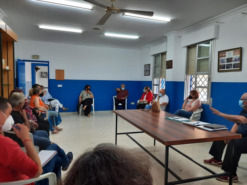 Vecinal5's tweet photo. ¡Hola vecin@s! 🙋‍♀️

Esta semana hemos mantenido un encuentro con el Comité Director del plan Integral, que ha valorado la importancia de que nos hayamos organizado💪 y consideran que somos unos de los actores fundamentales del Distrito5 de #Huelva  🏠 

¡Que paséis un buen día! 👋 https://t.co/MMInBDMWYE