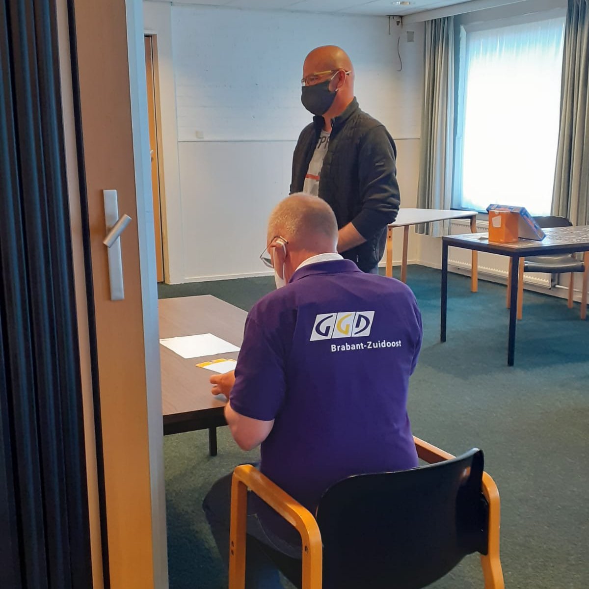 "Ik ben al weken aan het bedenken: hoe kom ik aan die prik? En nu zijn jullie er ineens met de oplossing, heel erg fijn.”
Afgelopen week zijn 12 van de 16 cliënten die verblijven in de noodopvang de Kamenij gevaccineerd. 

Meer weten? Check bit.ly/2S6ePpR