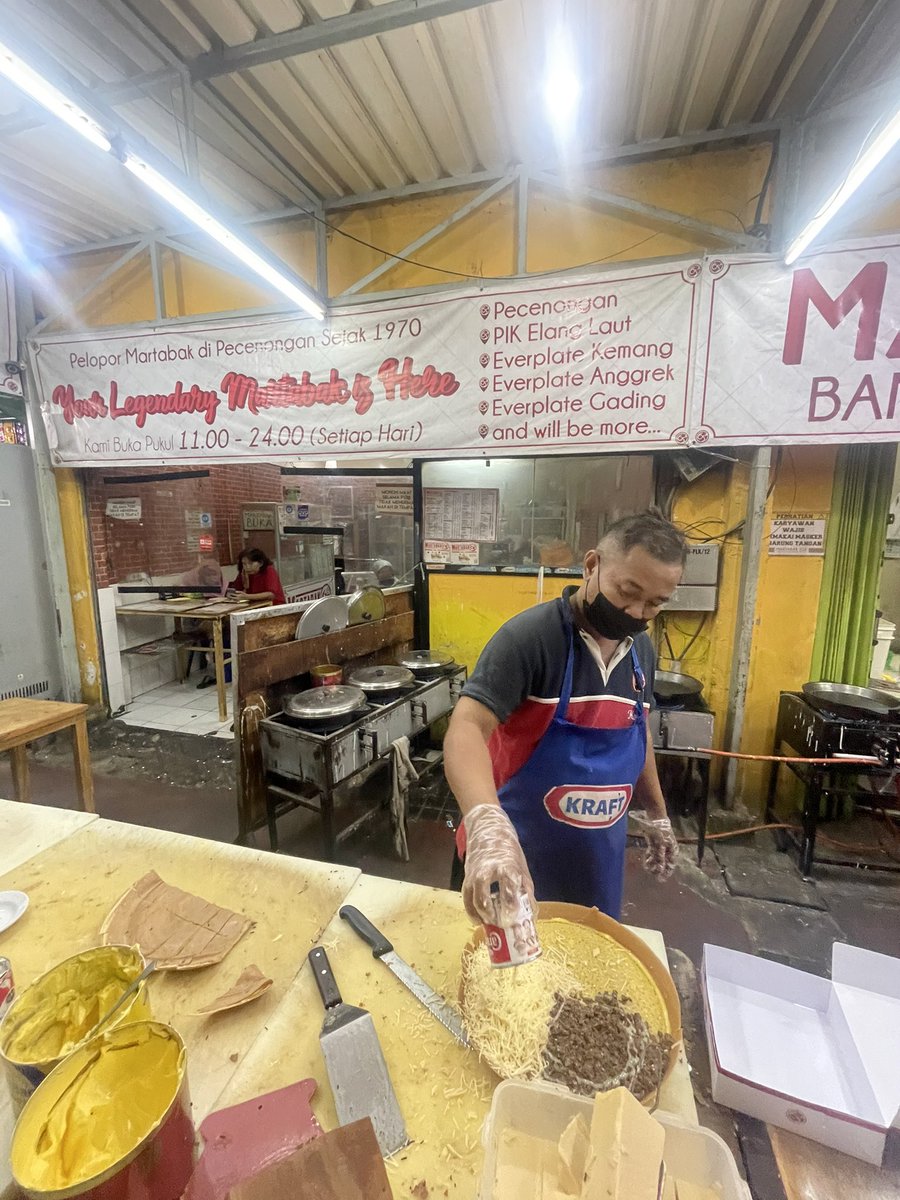 Sehari kuliner legendaris di Jakarta:

Pagi (Glodok):
Kopi Tak Kie
Gado-gado Direksi

Siang (Pasar Baru):
Cakue Ko Atek
Soto Betawi Globe
Roti Bistro
Tropic Ice Cream

Sore (Cikini):
Bakul Koffie
Roti Tan Ek Tjoan

Malam (Pecenongan):
Bubur Kwang Tung
Lumpia Jakarta
Martabak 65A