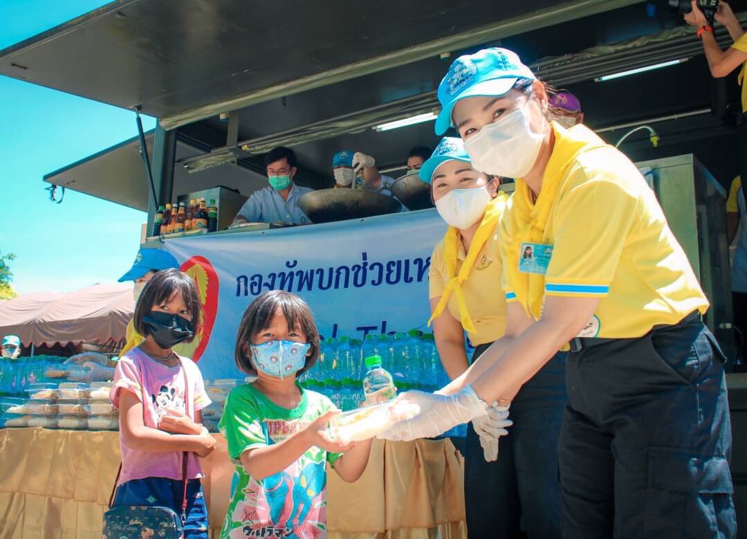 1st_Army_Area's tweet photo. “มีแล้วแบ่งปัน”
กองพลพัฒนาที่ 1 นำกำลังพลจิตอาสา ร่วมกับ รพ.โรงพยาบาลสมเด็จพระยุพราชจอมบึง ดำเนินการประกอบอาหารกล่อง จากรถครัวสนามเคลื่อนที่ของหน่วย แจกจ่ายให้กับบุคลากรทางการแพทย์ของทางโรงพยาบาล ตลอดจนพี่น้องประชาชนที่มารับบริการกับทางโรงพยาบาล 
#ศุนย์ประชาสัมพันธ์กองทัพภาคที่1 https://t.co/PyLV0MN1Ob
