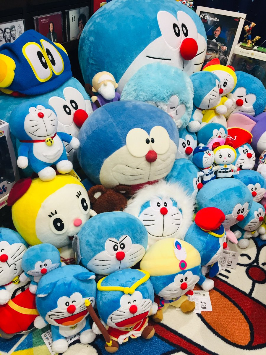 のびろべえ どこでもドア型本棚の設置のために F全集本棚の前に飾ってあったドラえもんぬいぐるみたちを 大移動しまして ドラぬいコーナーがさらにあふれかえっております でも大好きなドラえもんたちに囲まれて幸せ気分です ドラえもん