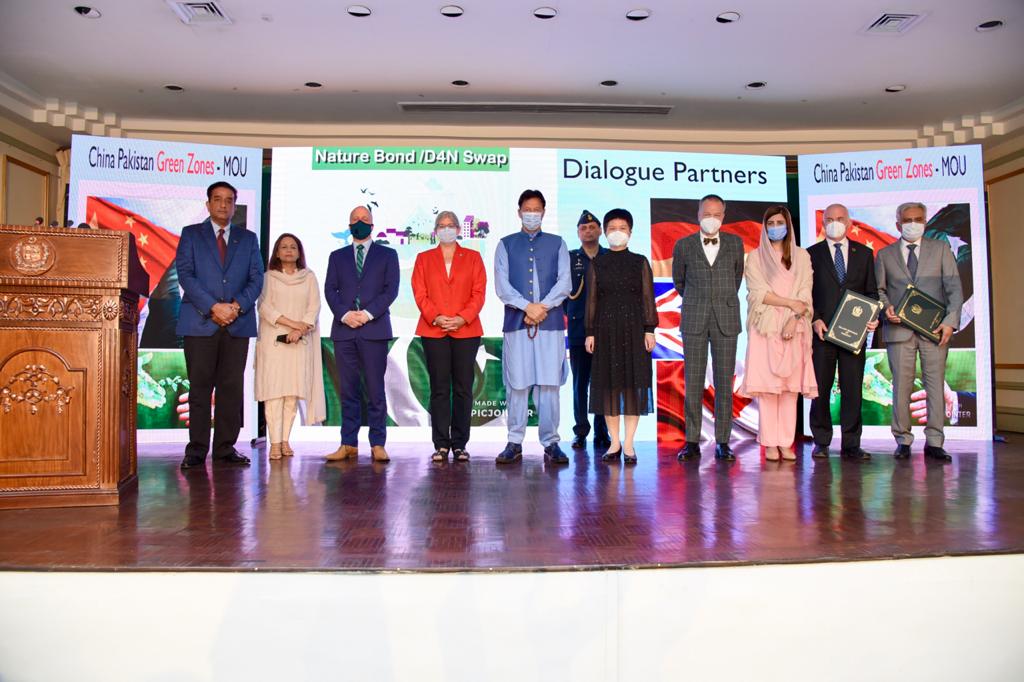 knutostby's tweet image. Important step signing joint statement with @canhcpakistan @ukinpakistan @GermanyinPAK @eadgop @ClimateChangePK, with PM @ImranKhanPTI @aminattock for dialogue on Nature Performance Bonds, an innovative approach to #FinanceForDevelopment #WorldEnvironmentDay