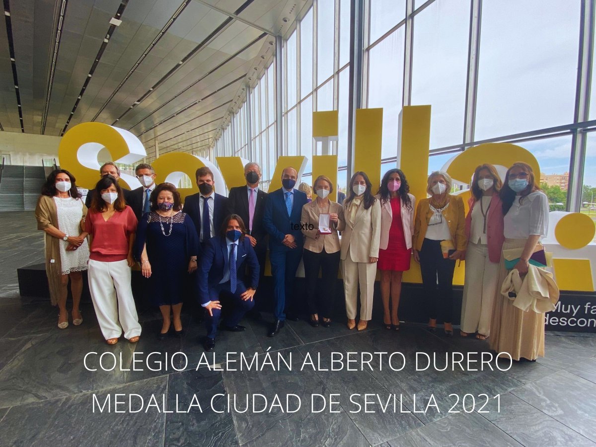 DSCAsevilla's tweet photo. Colegio Alemán Alberto Durero, medalla de la Ciudad de Sevilla 2021. Presidencia del Centro Cultural Alemán y Dirección del Colegio Alemán Sevilla acompañados por los diferentes estamentos de esta gran familia centenaria que se llama COLEGIO ALEMÁN SEVILLA.
 Enhorabuena a todos https://t.co/IFsg2dHXCu