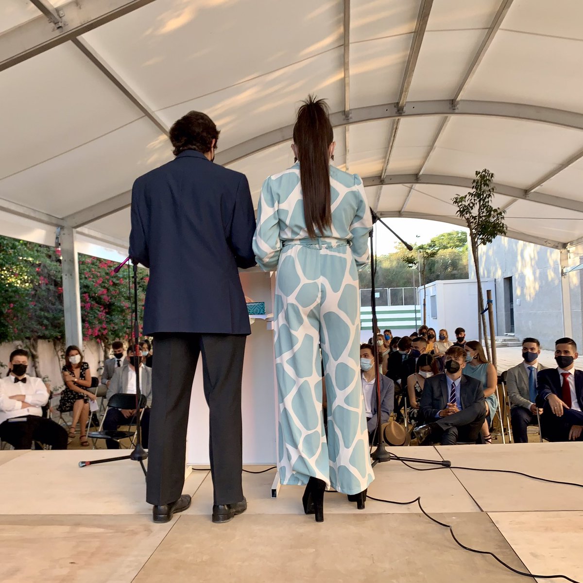 iespdv's tweet photo. #Graduacion2021
Ayer despedimos a nuestro alumnado que finaliza 2° de #Bachillerato.
Han sido 2 cursos difíciles marcados por la pandemia.
Estamos muy orgullosos de vuestros resultados y os deseamos todo lo mejor en el futuro.
Enhorabuena!👏🏼
#curso2021 #iespdv #lamejorpromocion https://t.co/URq0Sewm7w