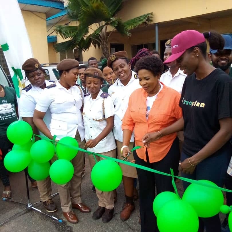 EarthFestNG's tweet photo. This is how we flagged off the @GWR attempt of the highest number of plastic waste picked by a team for recycling in one month

At the Ikeja Local Government Secretariat on Tuesday, June 1

S/O @Recyclan_ @Bizzybodyng #HumanityNG and @lagosstategovt

#PlasticWastesGWR https://t.co/1ZpbnynKN0