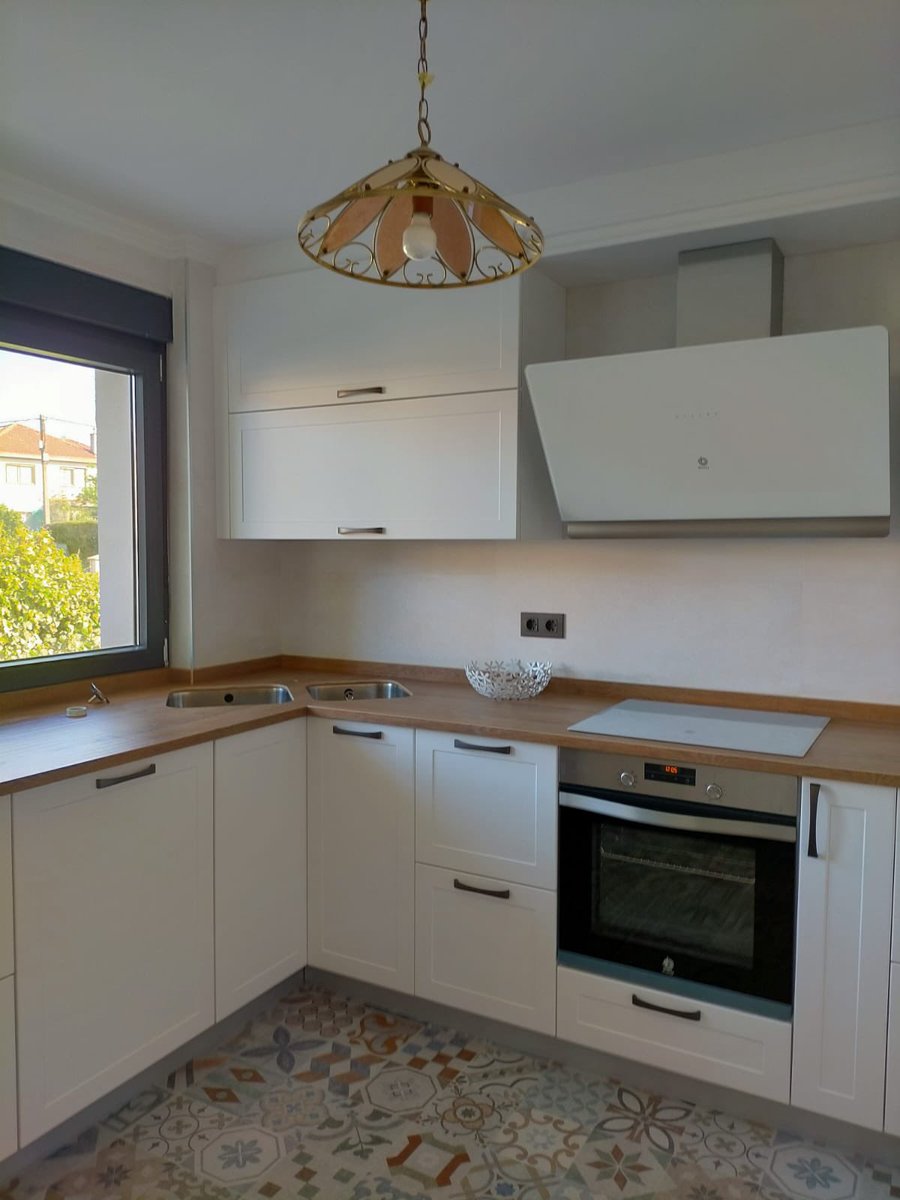 MUEBLESANIBOS's tweet photo. Cocina modelo Genil en polilaminado blanco mate con tirador en color Titanio, encimera en cerámico Rovere Baio #cocinas #muebles https://t.co/GMo0smVx1Q