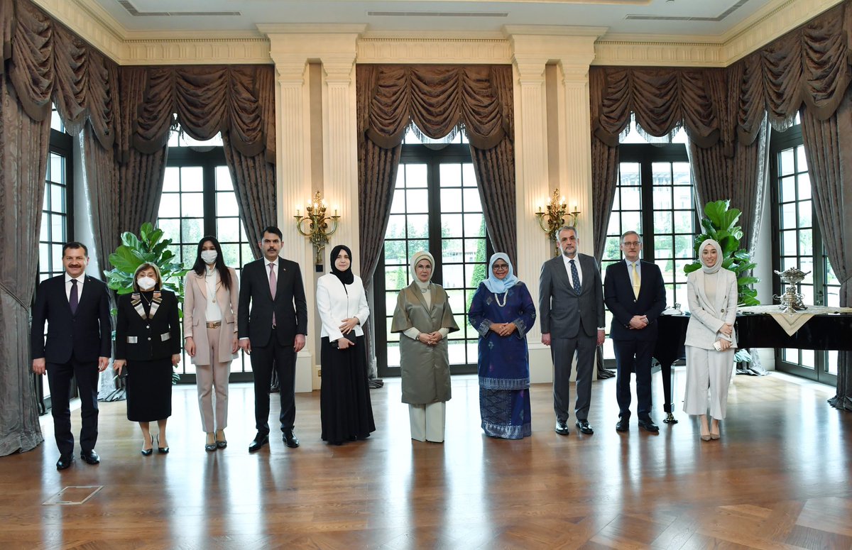 akkadinistanbul's tweet photo. Hanımefendi Sayın @EmineErdogan, 
2017 yılında başlattığı #SıfırAtık projesi ile çevreye olan katkılarından dolayı Birleşmiş Milletler İnsan Yerleşimleri Programı @UNHABITAT tarafından “Atık Alanında Akıllı Şehirler Küresel Şampiyonu” ödülüne layık görüldü. https://t.co/N9hA8eQGON
