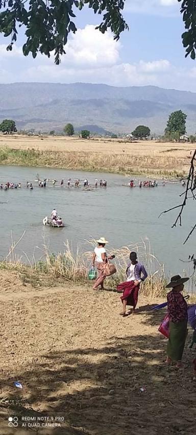 VOABurmese's tweet photo. မကွေးတိုင်း ဂန့်ဂေါခရိုင်ထဲက အိမ်ခြေ ၁,၀၀၀ ဝန်းကျင်ရှိတဲ့ နှမ်းခါးရွာမှာ စစ်ကောင်စီတပ်တွေ ဝင်ရောက်လာတဲ့အတွက် ဒေသခံကျေးရွာသားတွေ ထွက်ပြေးနေရပါတယ်။ 
#magway https://t.co/MWKokbjbbv