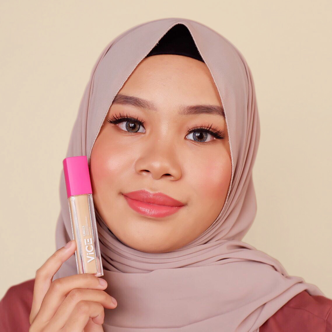 vicecosmeticsph's tweet photo. Gandoll Zhehana K Z Sakaluran lewking Flawlezza all day in the concealer shade Chesa for brightening and Putinamez for spot concealing! 💜
How do yew Gandolls like to use the concealers? #HackGanern: Keri rin to use So Pinay! and Flawlezza for bronzing the face 😉 https://t.co/tKzD95IRFD
