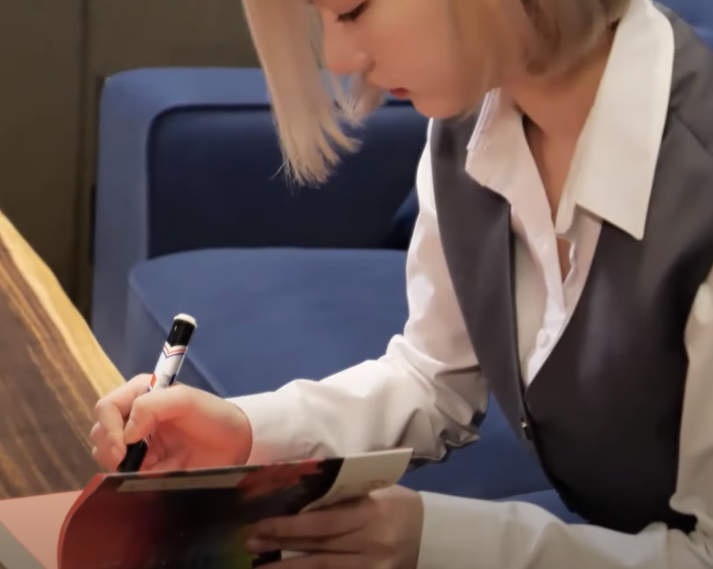 DasanNoveltoon's tweet photo. #RT이벤트_추첨상품

📘은하 친필 싸인 도서 증정(3명)
🖼️은하미공개포카+프레임포카(은하싸인)(15명)

#EUNHA_sign #정은비 #미공개포카 #프레임포카 https://t.co/UPQsUC1fBk