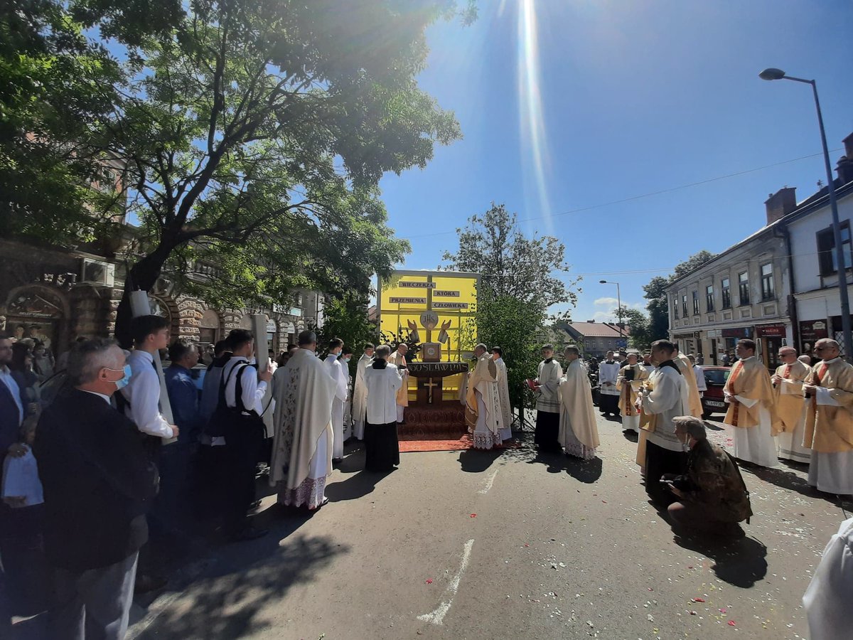 DiecezjaTarnow's tweet photo. #BożeCiało Bp Andrzej Jeż: Eucharystia karmi naszą duszę i nic nie zastąpi w życiu duchowym spotkania z Chrystusem w Eucharystii. Dlatego starajmy się jak najczęściej, jeżeli tyko możemy i sytuacja nam na to pozwala, karmić się Ciałem Pańskim. Foto ks. Marian Kostrzewa. #procesje https://t.co/11WMXCLJ36