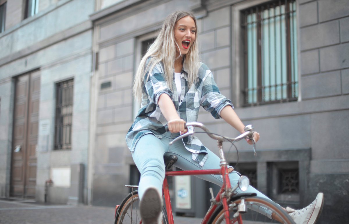 ViulaBici's tweet photo. La #bicicleta es nuestra compañera de #viaje, en la #ciudad, cuando se viaja por #trabajo, para recoger a los niños en la escuela, para hacer un viaje lejano y cercano. La usamos pensando que es buena para nosotros y que no daña el medio ambiente. 
Feliç #DiaMundialDeLaBicicleta https://t.co/UHUkKPbcq6