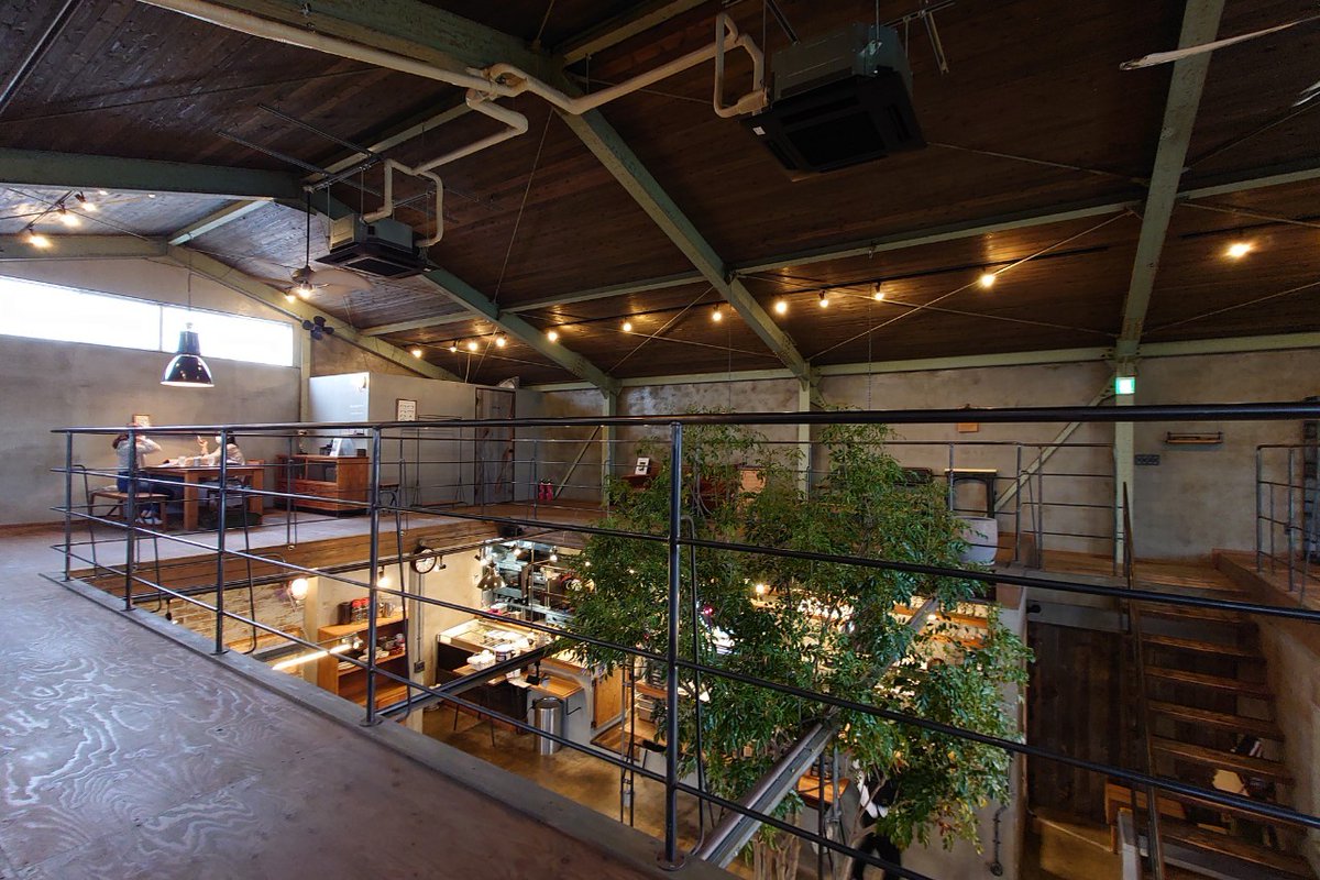 静岡西部建築 ほのぼのphoto Cafe Soco 名前から分かるように倉庫をリノベーションしてつくられたカフェです 倉庫ならではの大空間を2階層にし 中央を吹き抜けとすることで居場所をつくりつつも特徴を活かした内装となっています ライトは暖色で