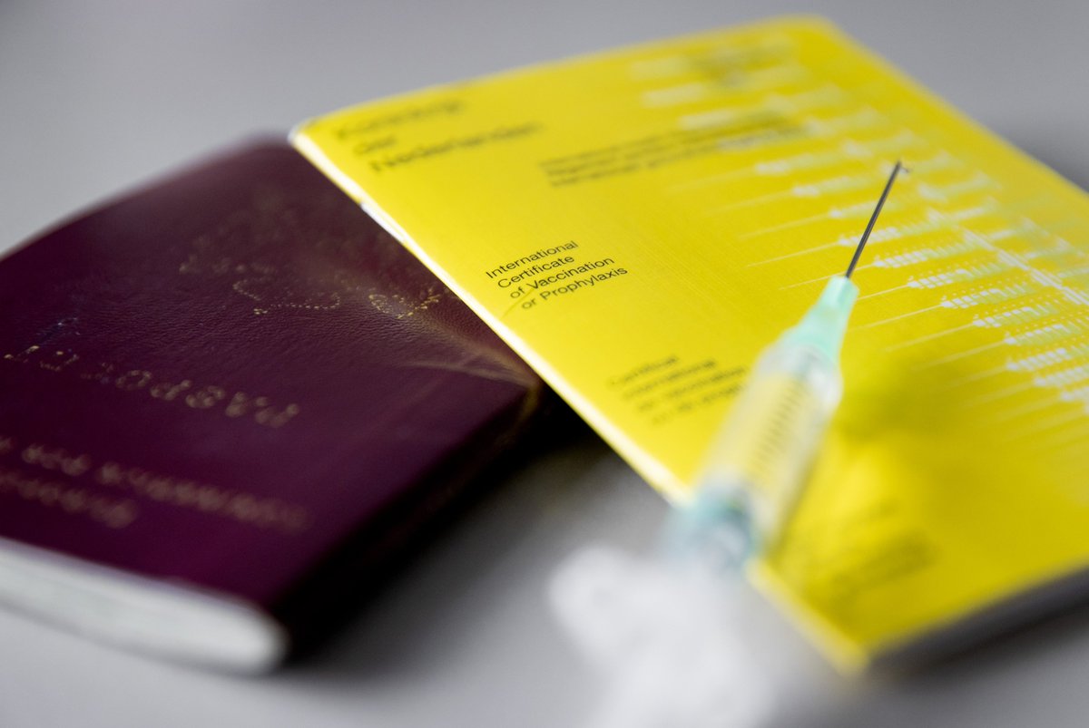 Veel GGD'en stempelen al in het gele boekje. Vanaf maandag zullen alle GGD'en Covid-19 vaccinaties gaan stempelen, als je daar op locatie om vraagt. Het invouwen van de registratiekaart wordt nog steeds aangeraden.