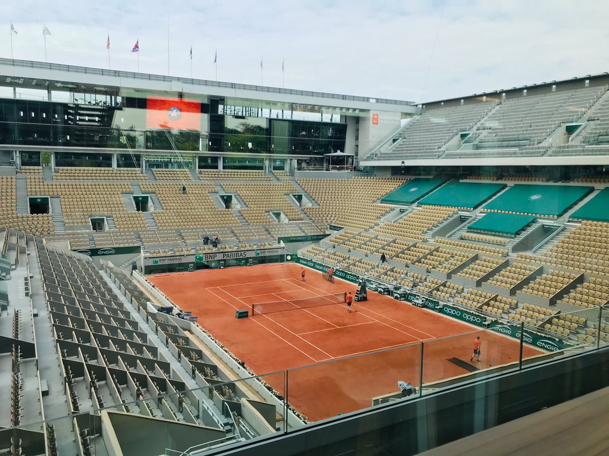 [Journée des Femmes Entrepreneures #RolandGarros ] Invitées par @m_berard Directrice des réseaux #France, ce sont 100 #entrepreneures clientes de <a href="/BNPParibas/">BNP Paribas Group</a> qui assistent à une matinée de #networking avant de profiter des matches cet après-midi #ConnectHers #Entrepreneuriat