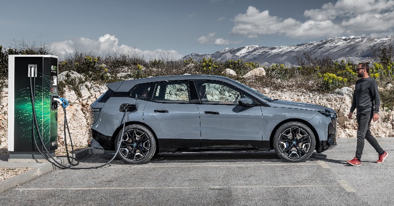BMWGroupFrance's tweet photo. Elle incarne à elle seule le futur de l'automobile. Elle est la preuve que premium & durabilité vont de pair. Elle est la pionnière d’une nouvelle ère faite de #shytech, d'ultra-connectivité 5G & d'ultra-personnalisation. Elle est la #BMWiX, nouveau #SAV #BMW 100% électrique. #EV