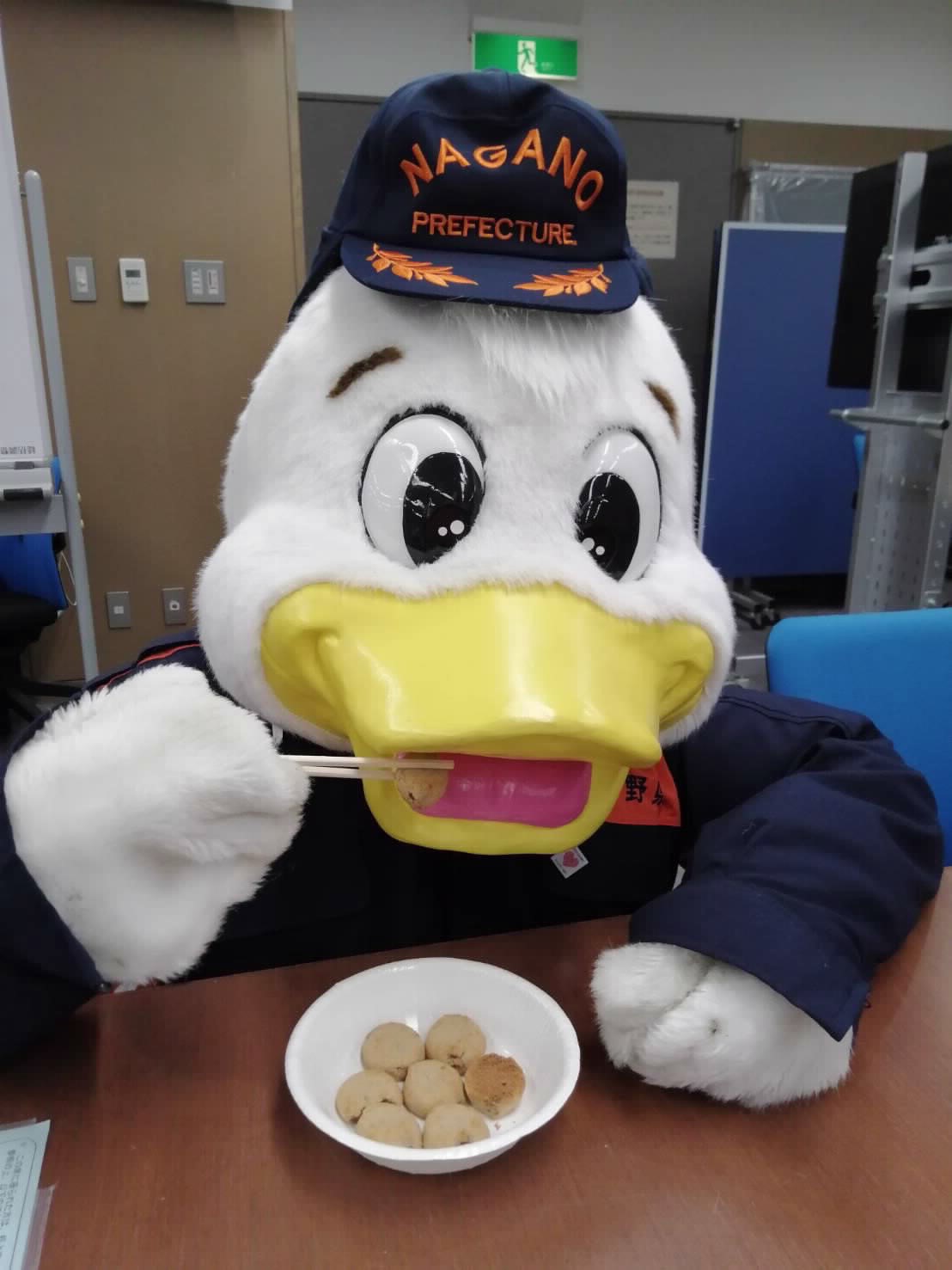 長野県防災 非常食は特別な食品だけじゃない 多めに購入し 食べた分だけ買い足す ローリングストック なら いつも食べているお菓子も非常食として備蓄できます ダックちゃんは しっとりしているチョコクッキー をチョイス 比較的長持ち