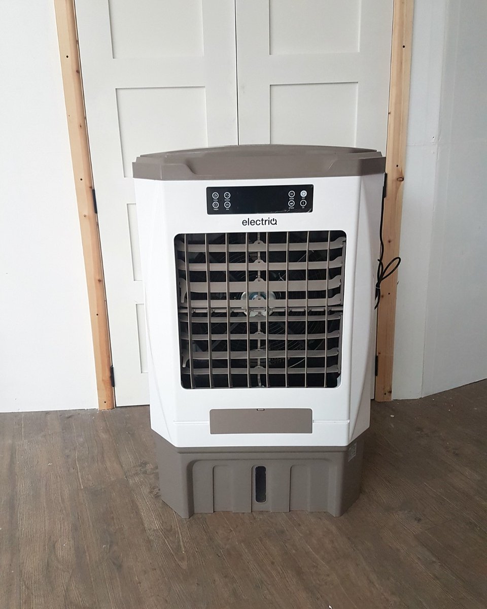 NQStudioBee's tweet photo. Introducing our newest team member at Studio Bee: BETSIE. She'll be keeping the studio cool during these hot summer days. https://t.co/DvGQQoSVJj