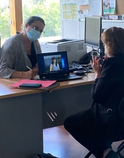Un entretien "presque classique" ce matin au pole-emploi de Monistrol d'une personne sourde.
Cet échange a été rendu possible par l'utilisation d'un dispositif d'interprétariat à distance en langue des signes. 👌
➡️ Faciliter l'accès à nos services. 
#OnEstLàPourVous
